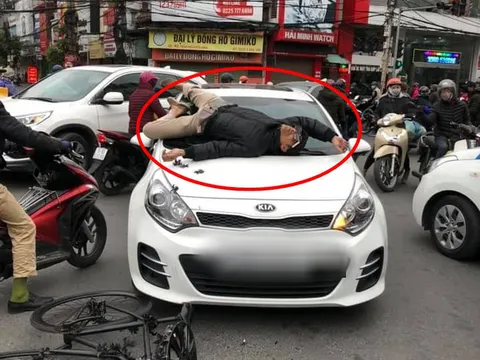 Va chạm giao thông nhưng không hòa giải được, chủ xe đạp leo lên nắp capo ô tô nằm... ăn vạ